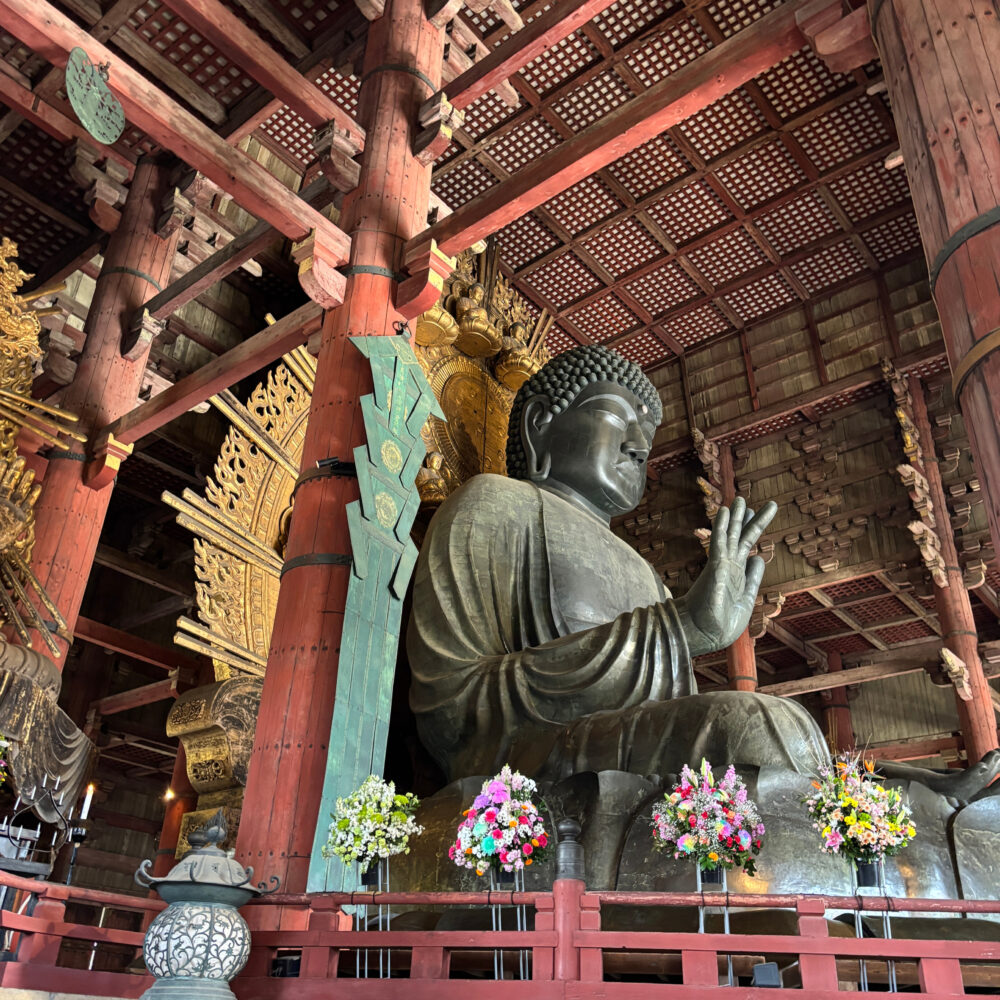 盧遮那仏を見上げた様子