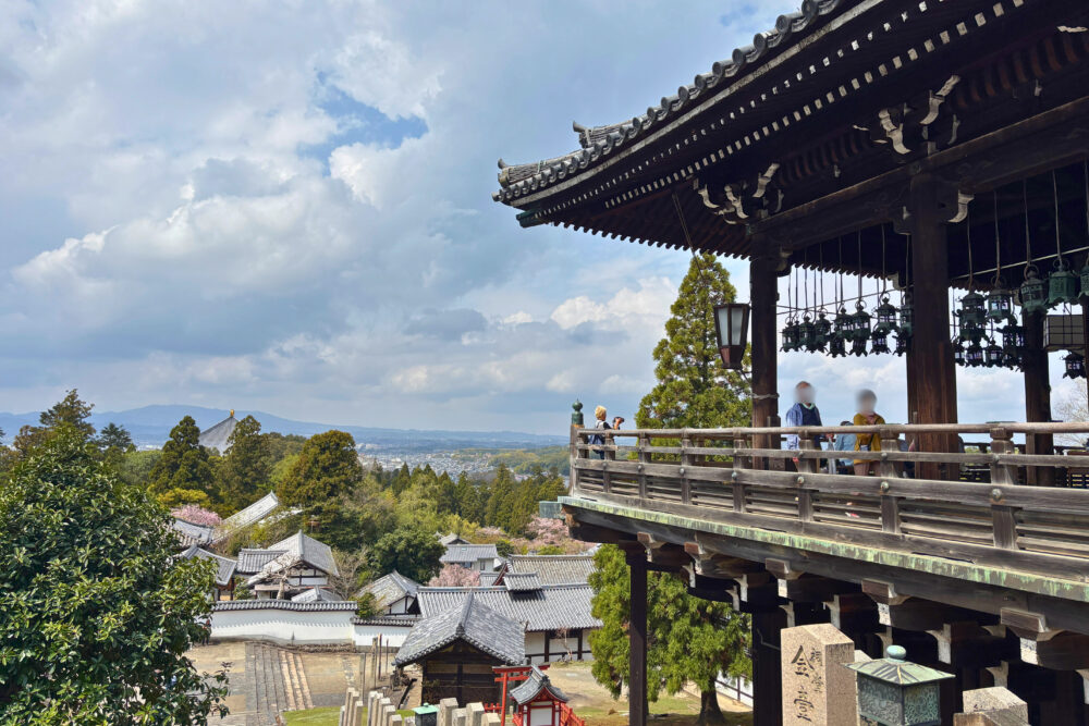 石段から二月堂を撮った様子