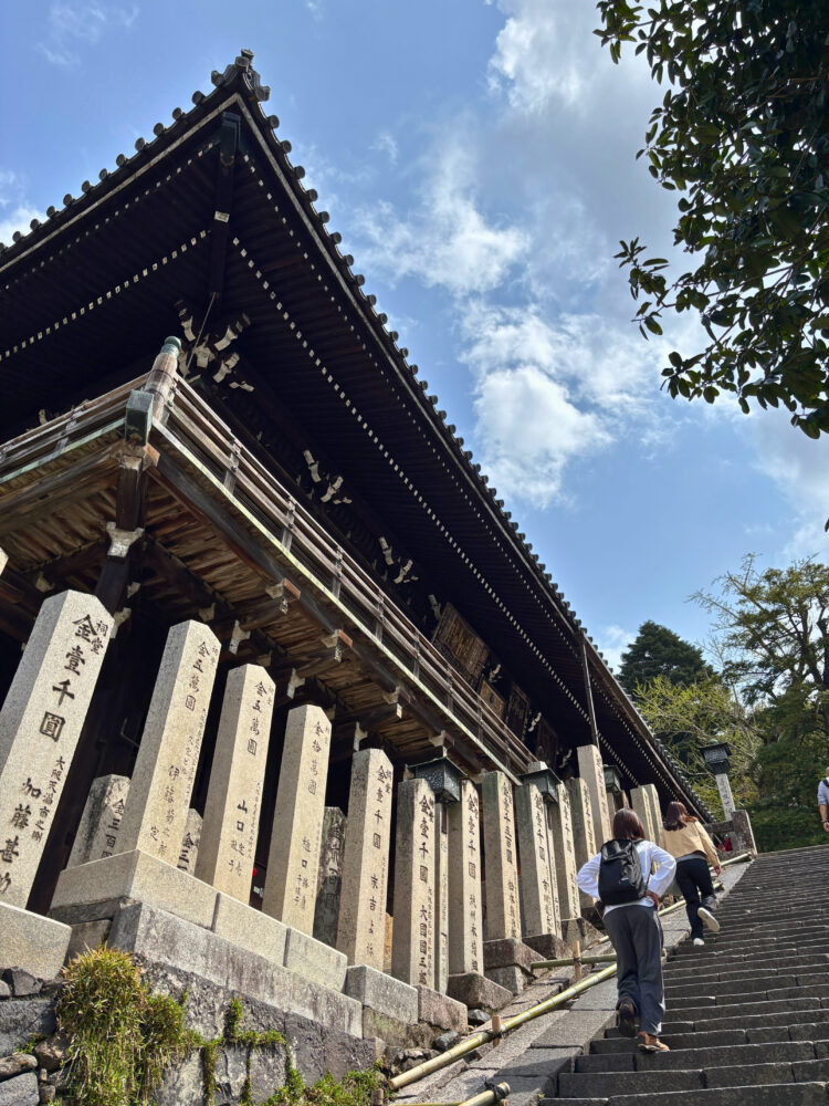 二月堂への石段を上がる様子