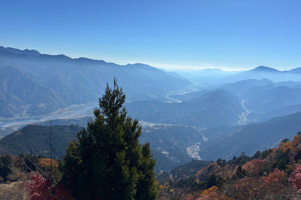 南側展望台から眺めた富士川と身延町の様子