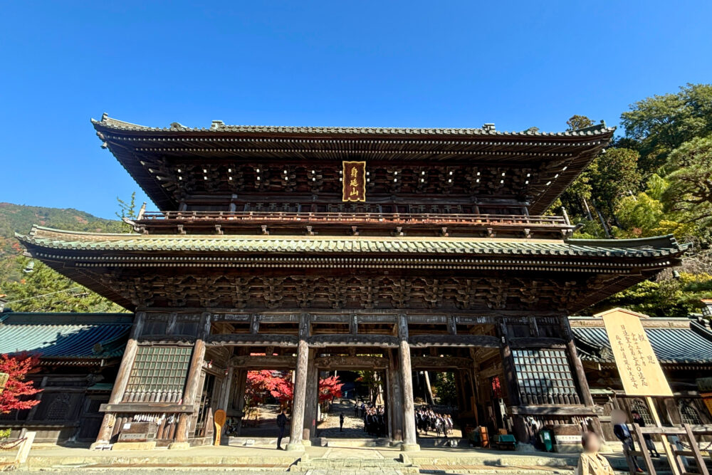 身延山久遠寺の入口である三門