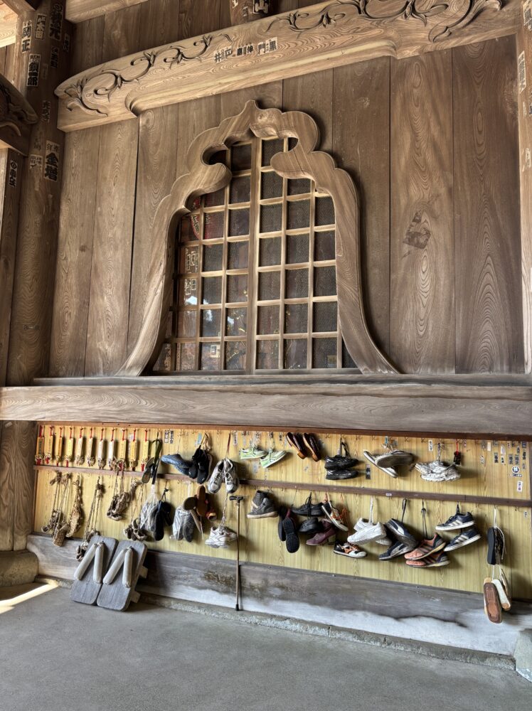 三門に置かれた下駄や靴。