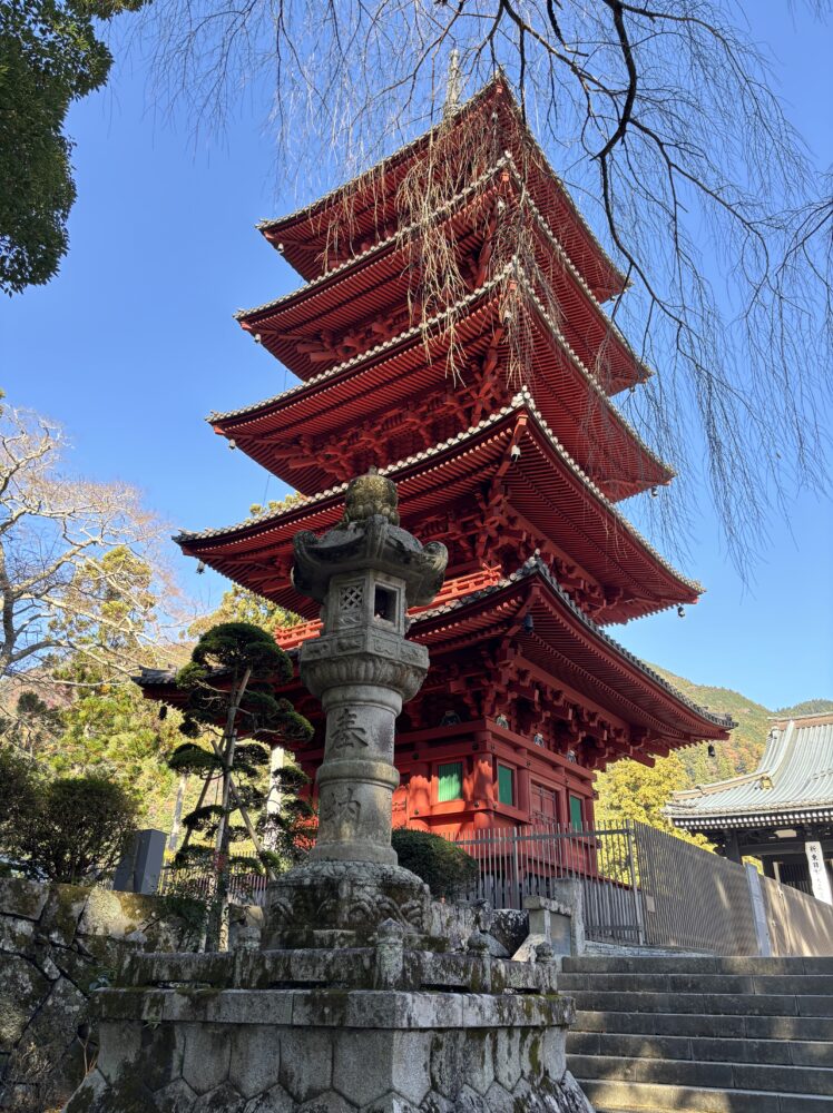 青空の中そびえ立つ五重塔
