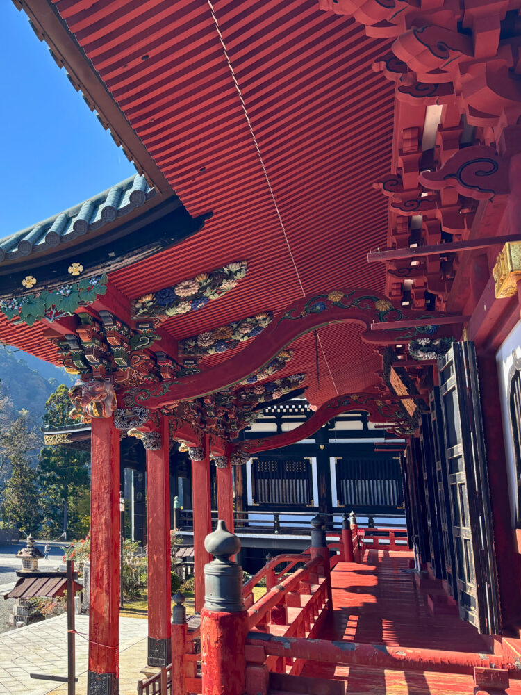 祖師堂の屋根部分を下から見上げた様子