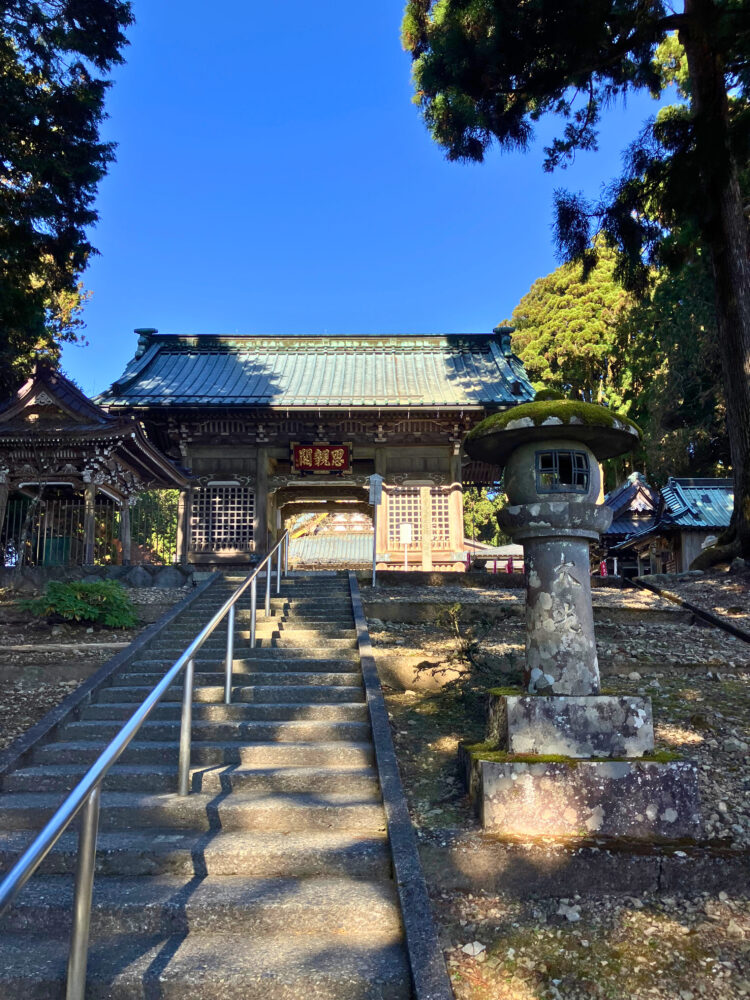 奥之院思親閣の仁王門へと続く石段