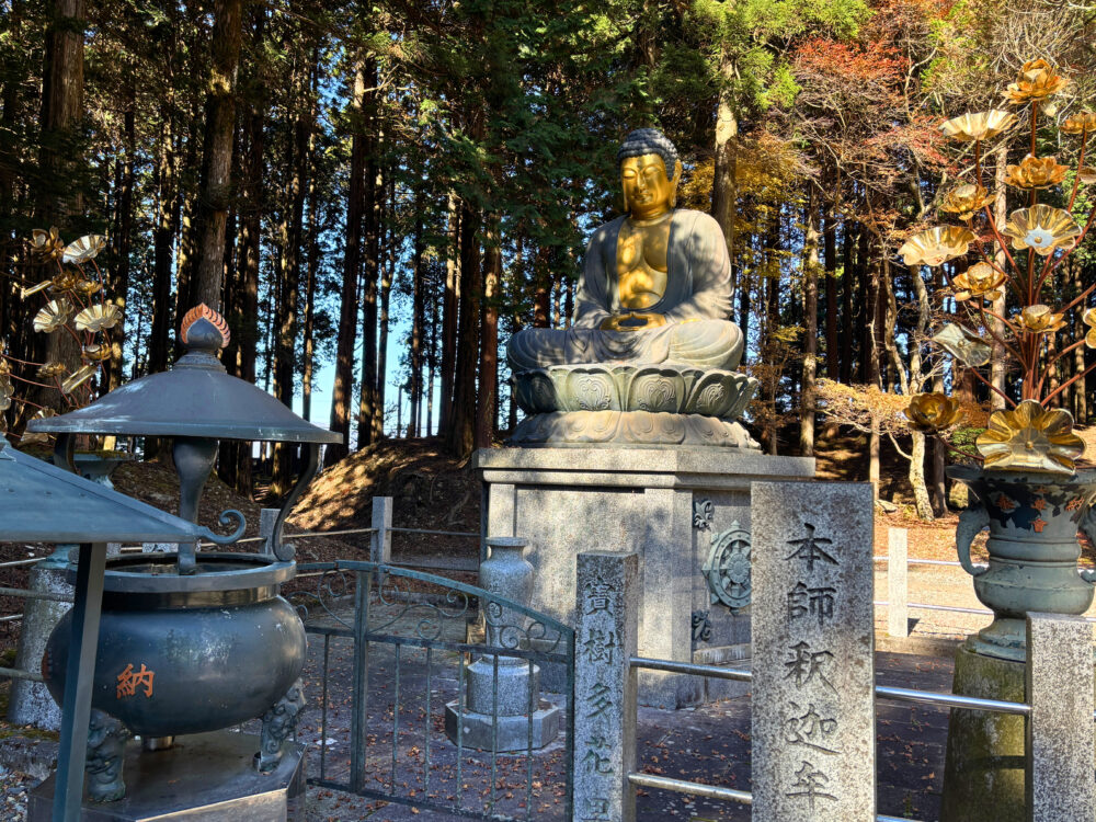 奥之院思親閣の釈迦像