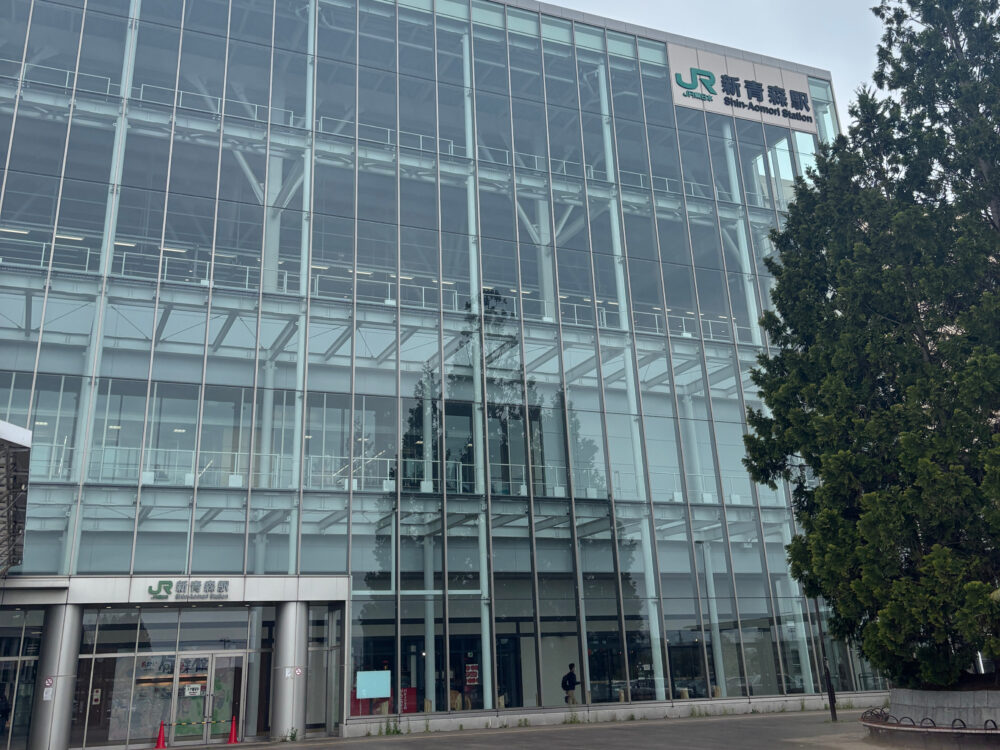 JR新青森駅の外観。都会的でオフィスビルのよう。