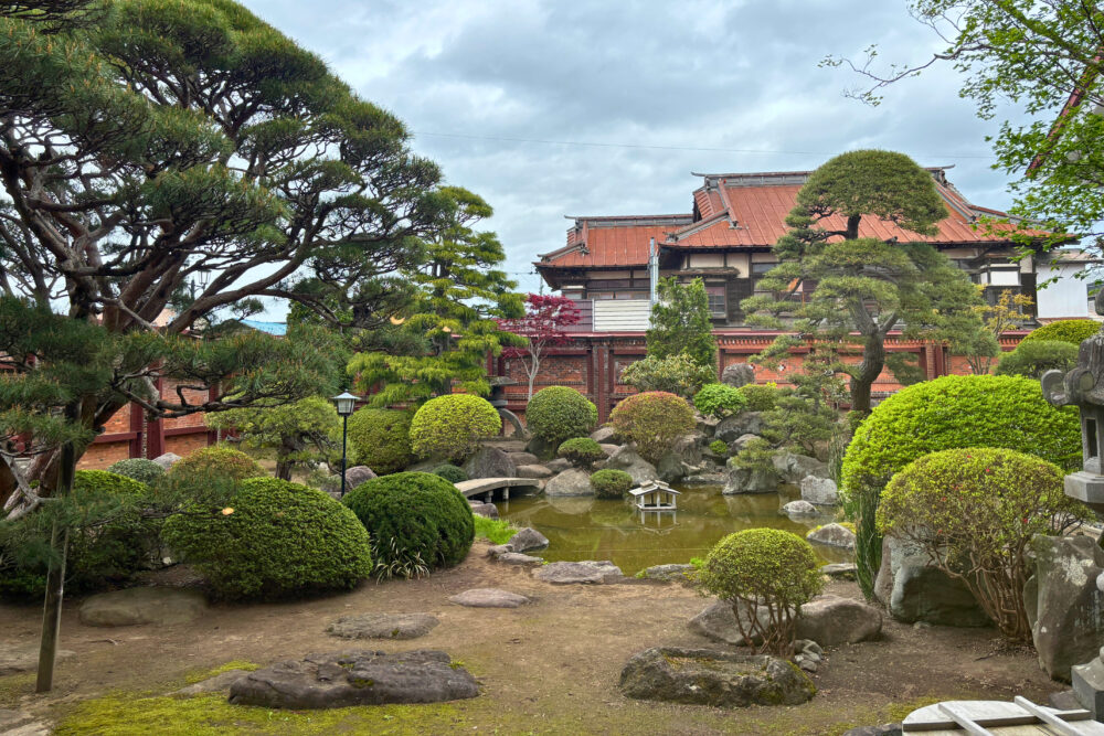 斜陽館の広い中庭。