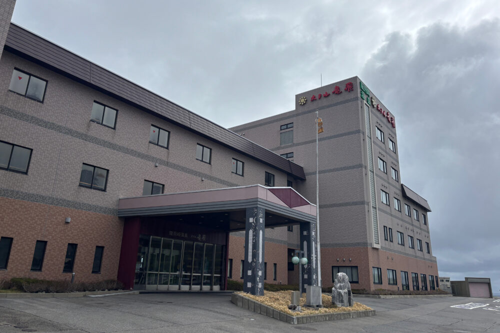 曇り空の下に建つホテル竜飛の外観。