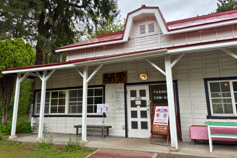 赤い屋根の喫茶店「駅舎」の外観。名前の通り赤い屋根と白い壁が可愛らしい建物。
