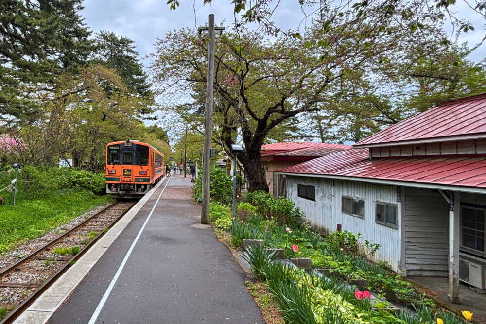 駅のホームに止まった電車。