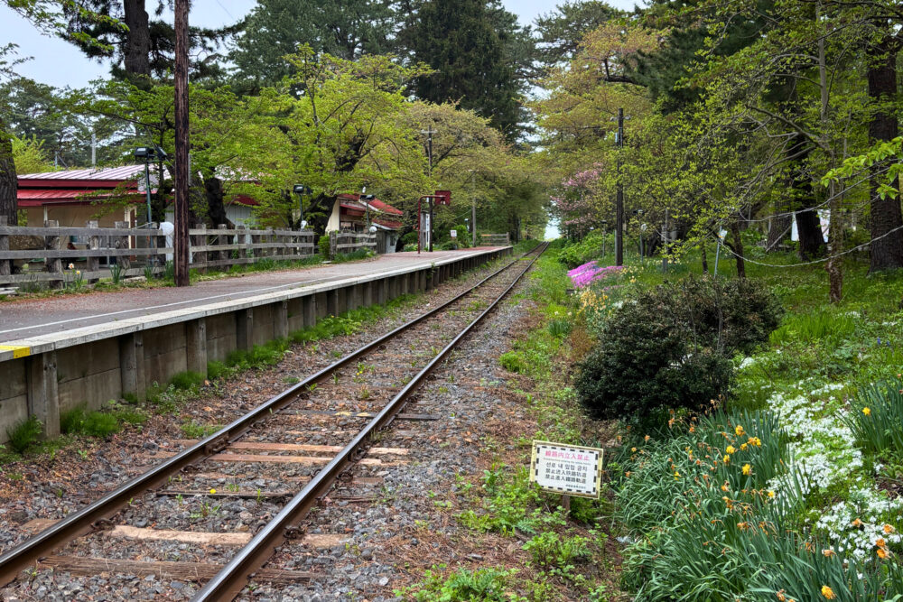 カフェとホームと津軽鉄道の線路
