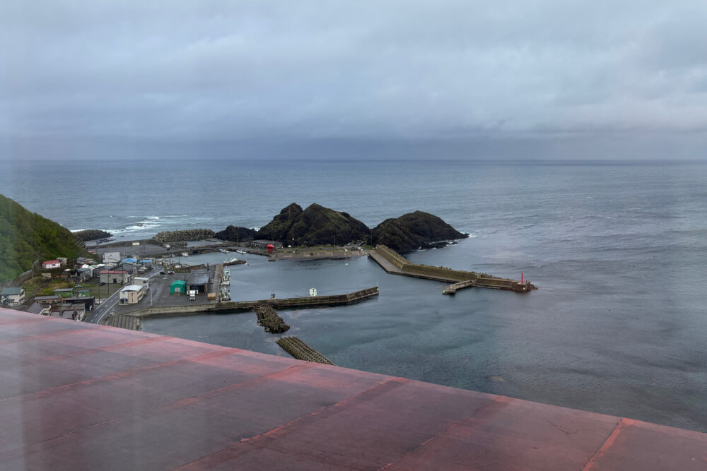 朝ホテルの部屋から眺めた龍飛漁港と帯島。