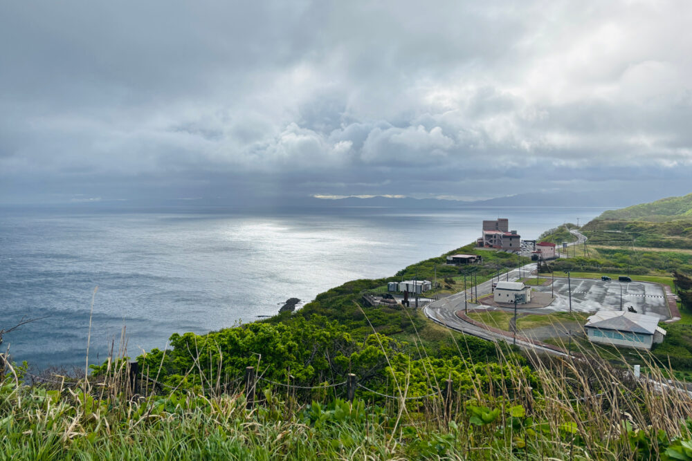 階段途中からみた景色。竜飛ホテルと海が見える。