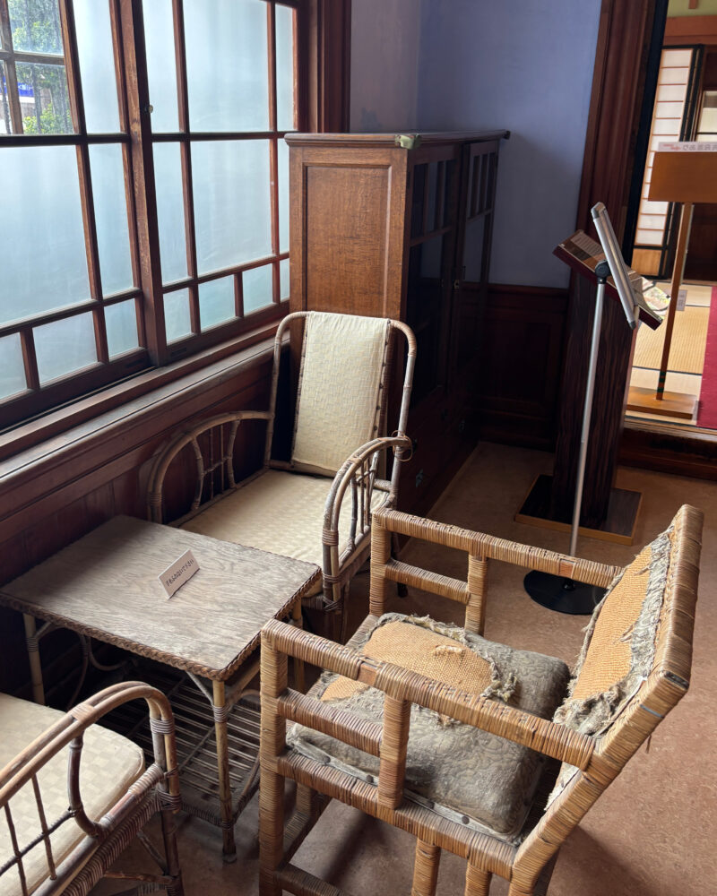 金融執務室においてある机と椅子。椅子のカバーが破れていて時代を感じる。