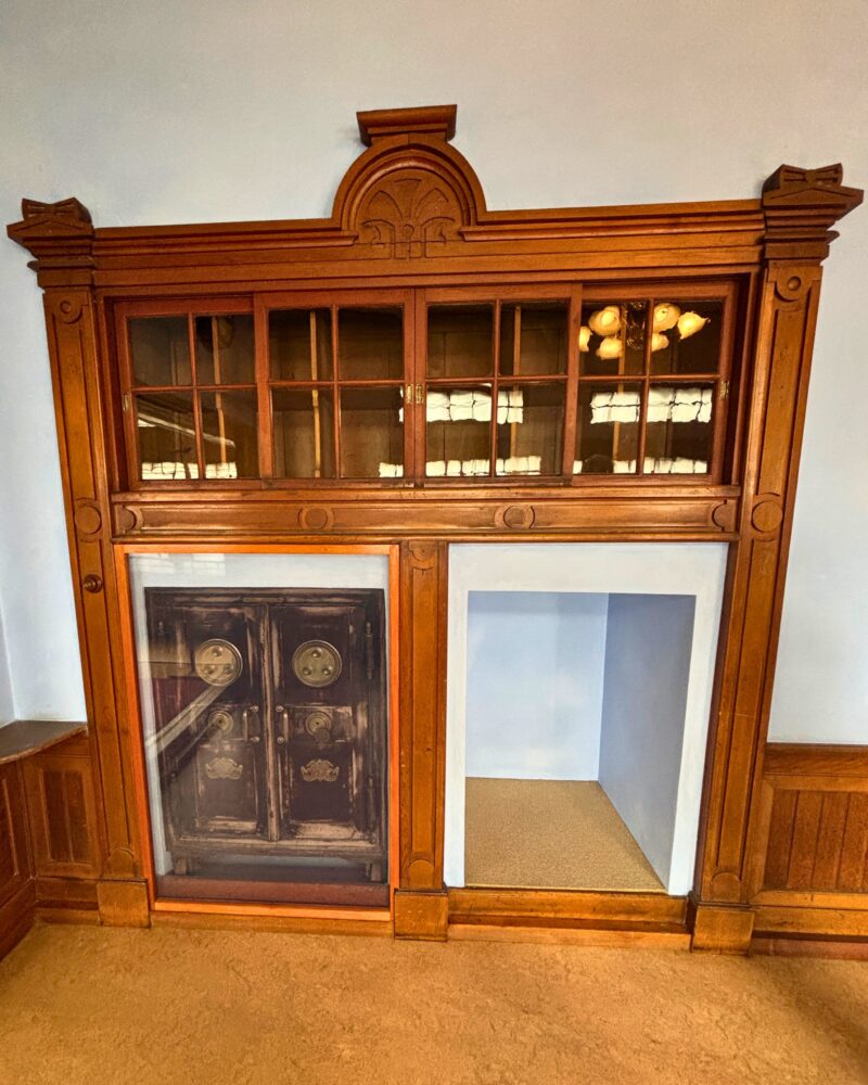 金融執務室の立派な金庫。