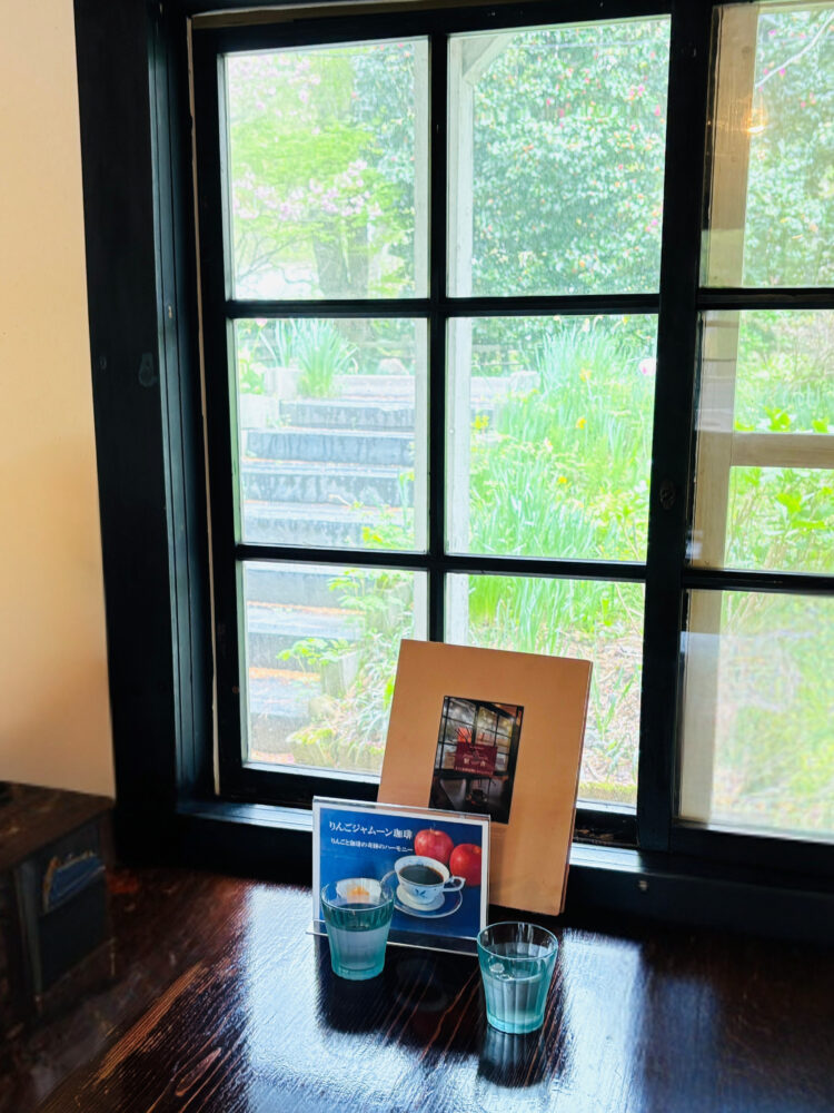 窓から外の駅のホームを眺めた様子。