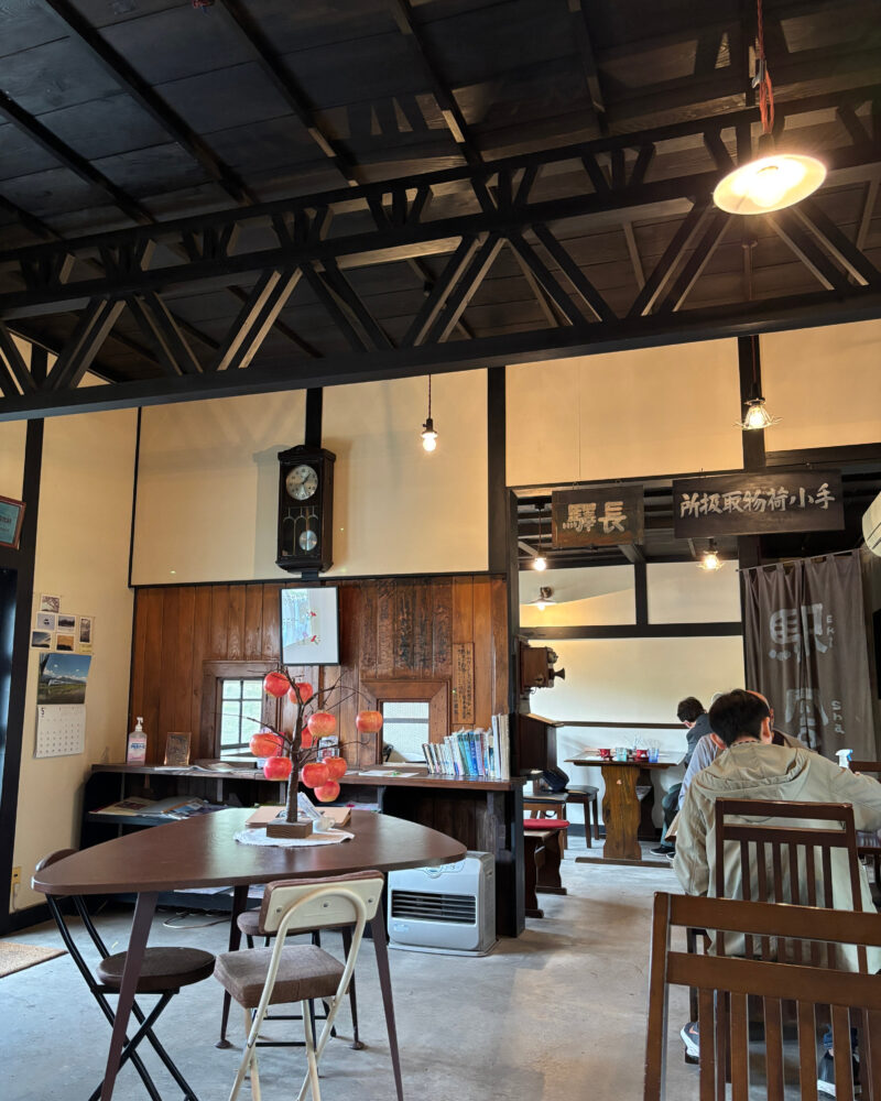 赤い屋根の喫茶店「駅舎」の室内の様子。