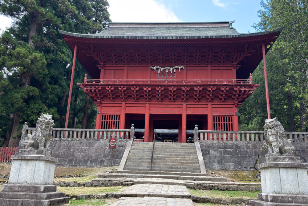 楼門。手前には道東とした狛犬たち。