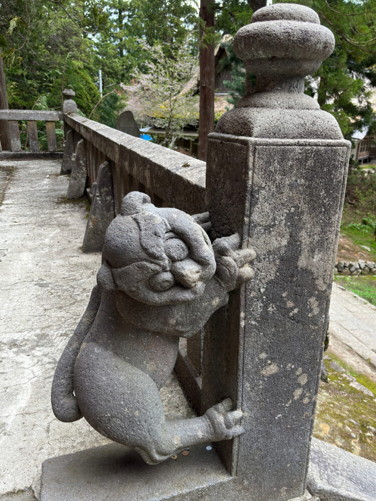 階段上の狛犬(向かって右側の上向きの狛犬)