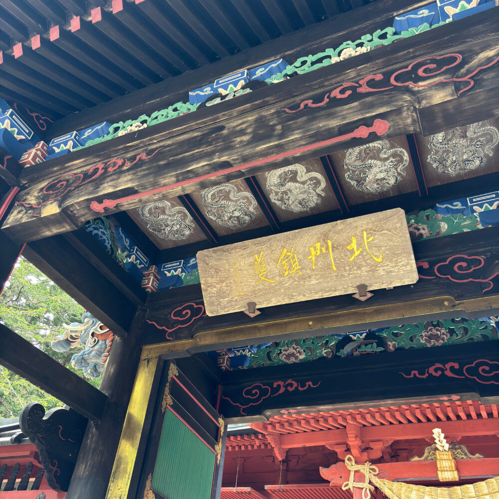 中門を下から見上げたところ。全体的にカラフルで装飾的。