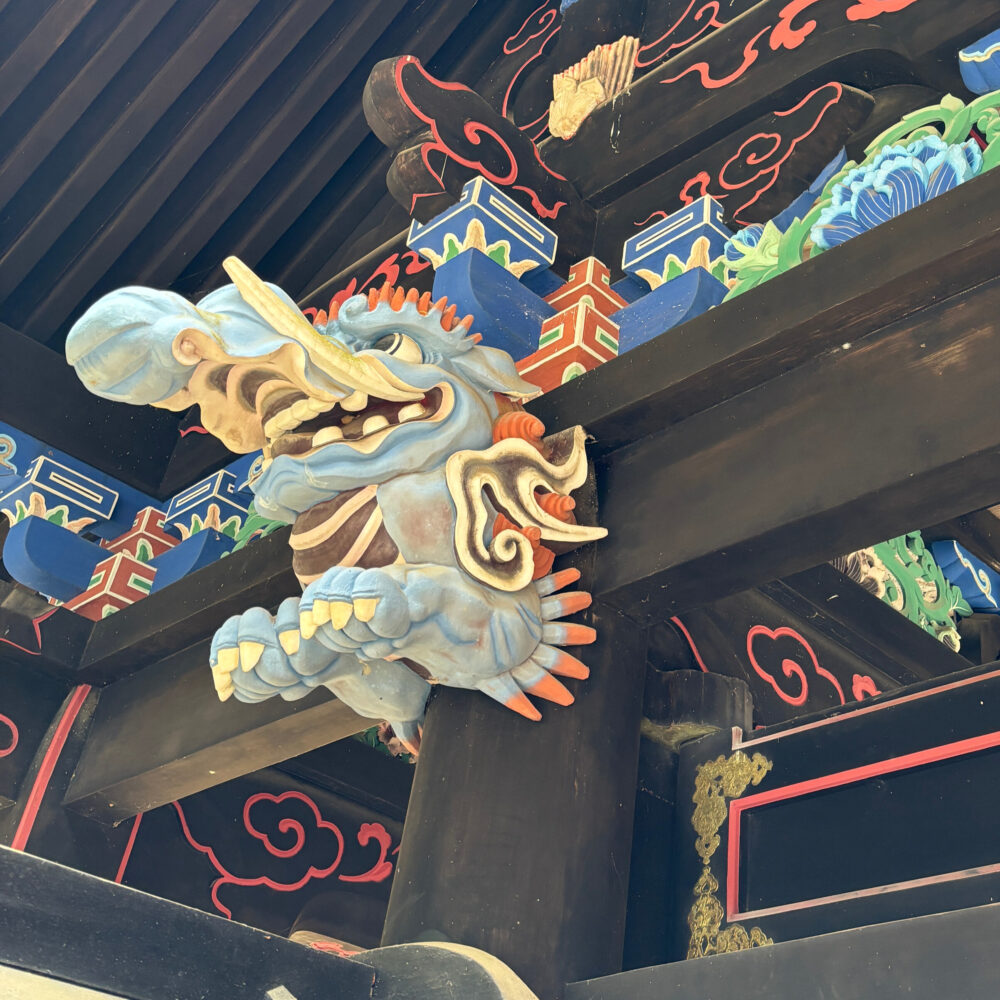 中門の柱に掘られた獏
