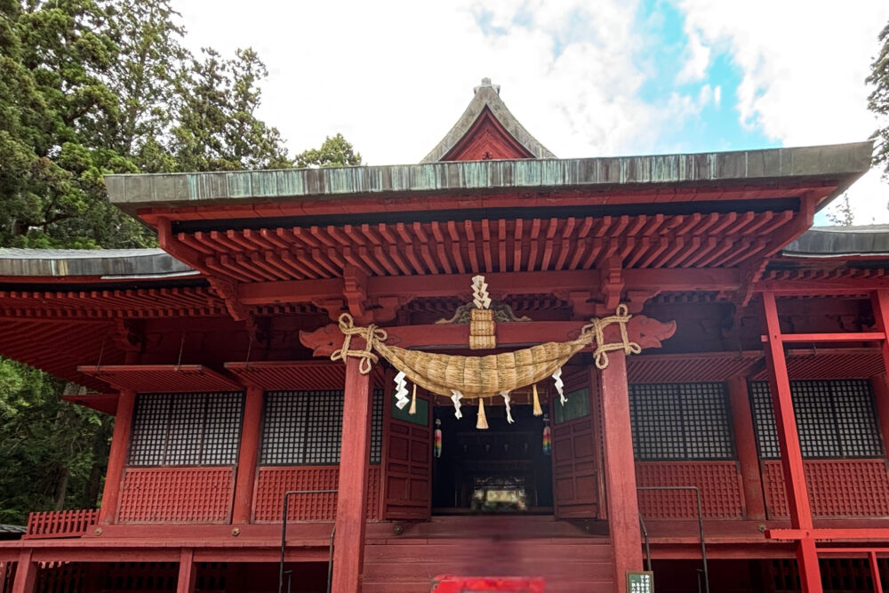 拝殿を正面からみた様子。