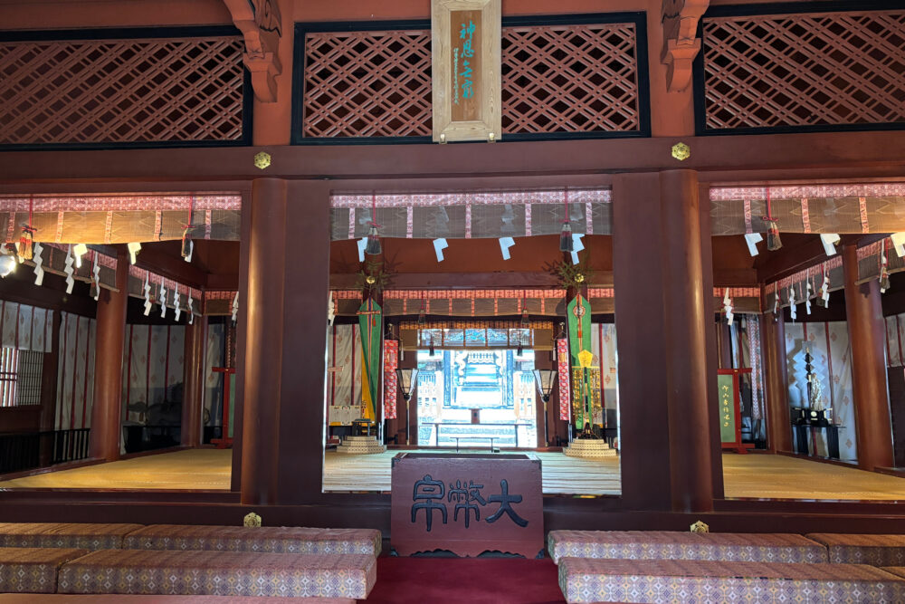 拝殿の中に入った様子。奥に本殿が見える。