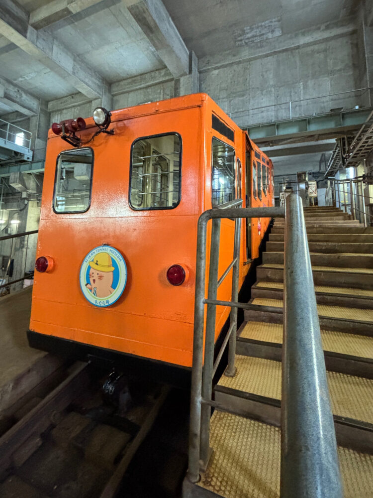 出発まちのケーブルカー「もぐら号」の様子。正面に取り付けたモグラの絵のプレートが可愛らしい。