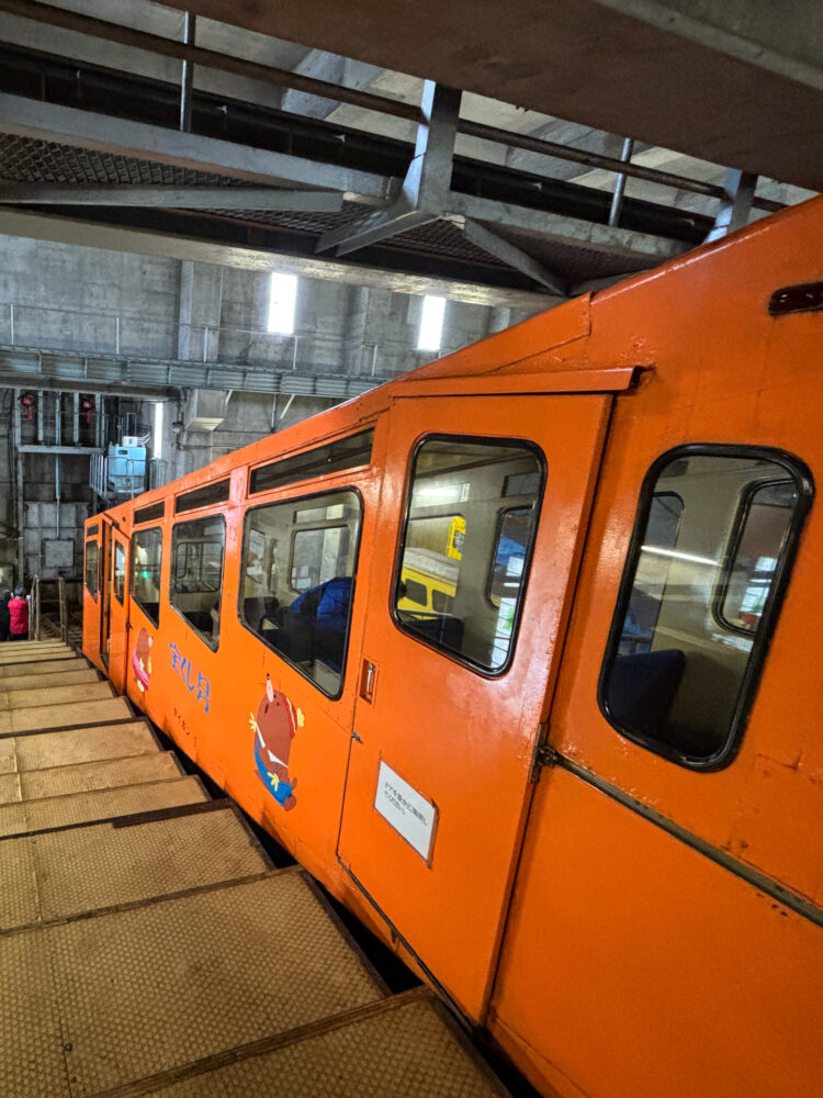 ケーブルカーを横からみた様子。