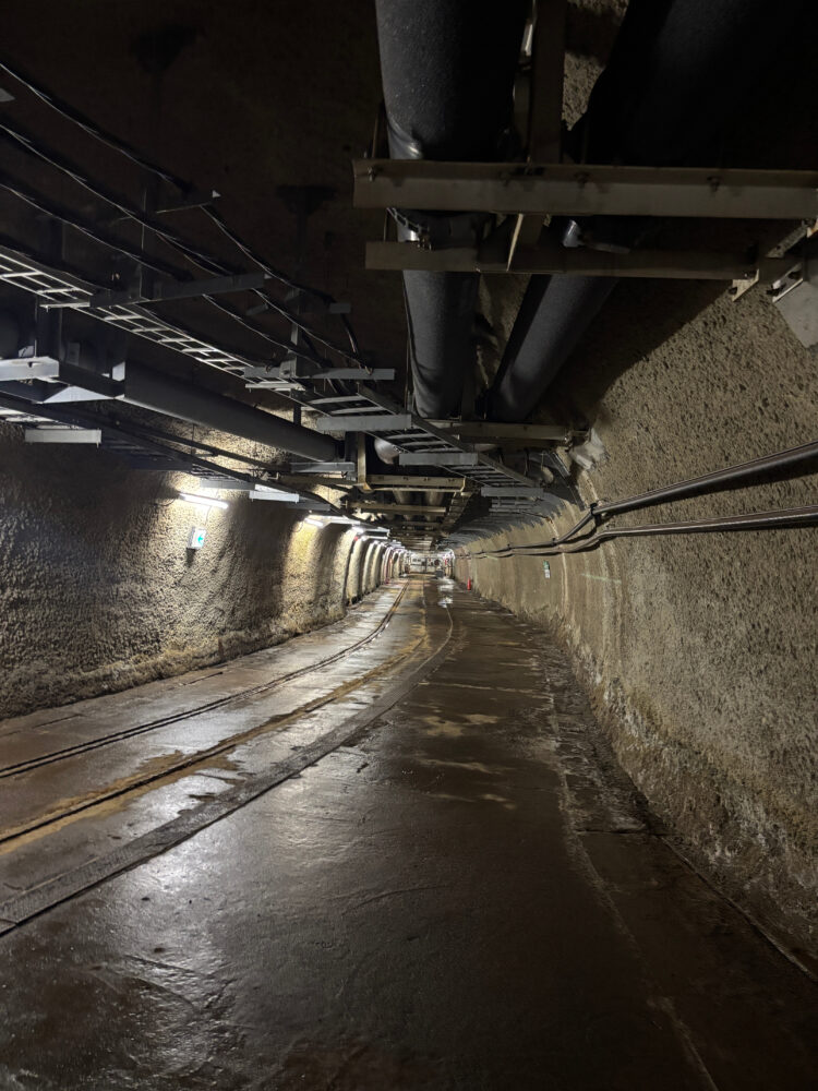 地下坑道の展示エリアまで歩いて向かう様子。