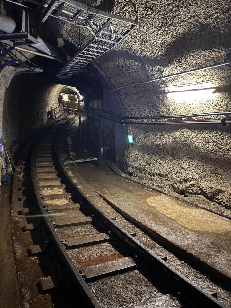 坑道に線路が引かれている。