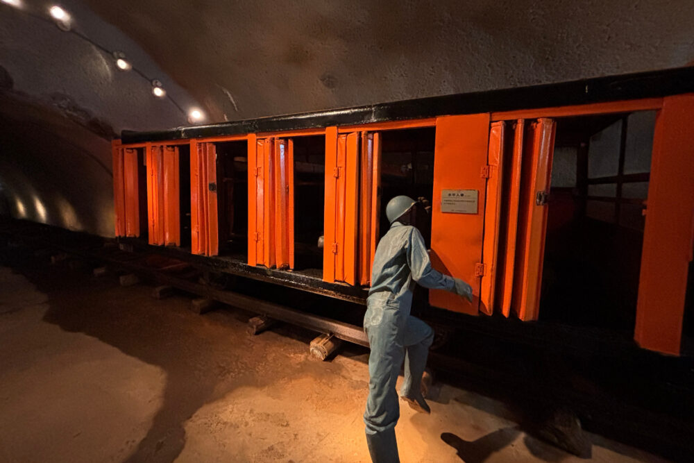 かつて使用されていた水平列車。作業員が車内を覗いている様子。