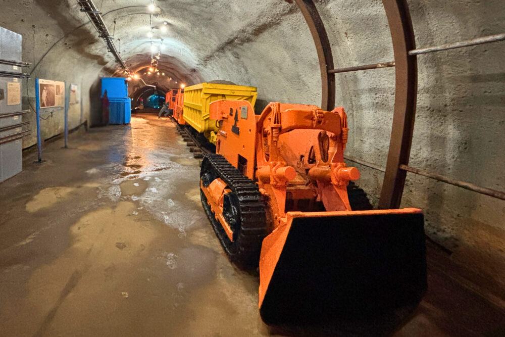 坑道内に置かれたずり積み機と鋼車。