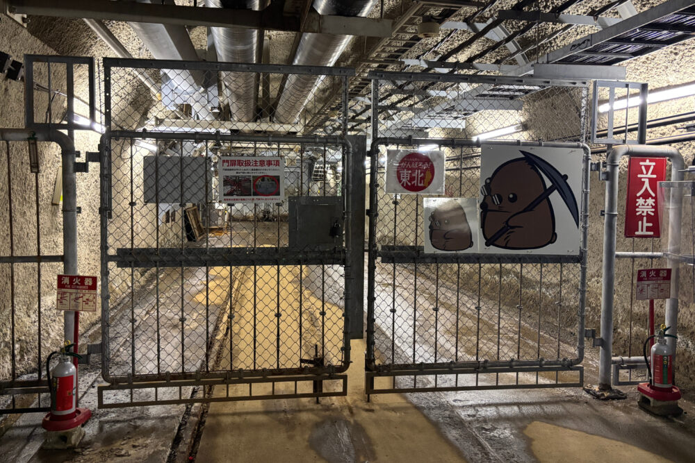 閉じられた柵。柵の向こう側に竜飛海底駅がある。