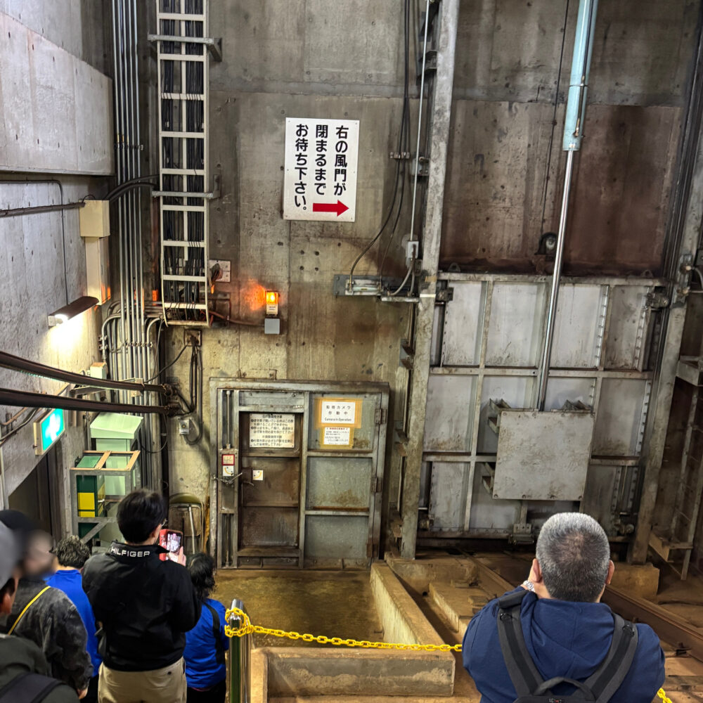 地上側の青函トンネル駅で風門が閉まるのを待っている様子