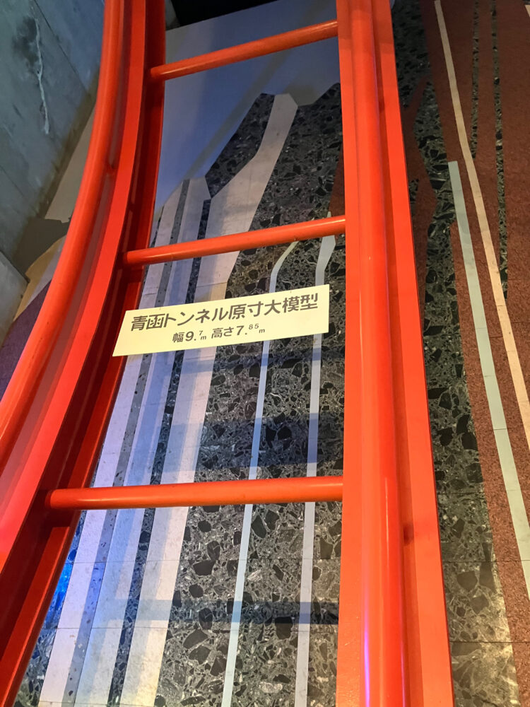 1F展示ホールの青函トンネル原寸大模型。