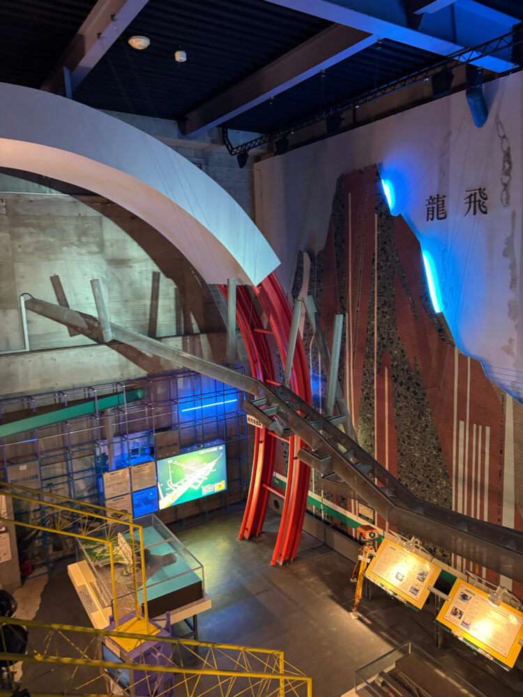 2Fギャラリーから1F展示ホールを眺めた様子。