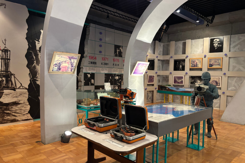 2Fギャラリーの様子。工事の歴史や工事に使用された機器などが置かれている。