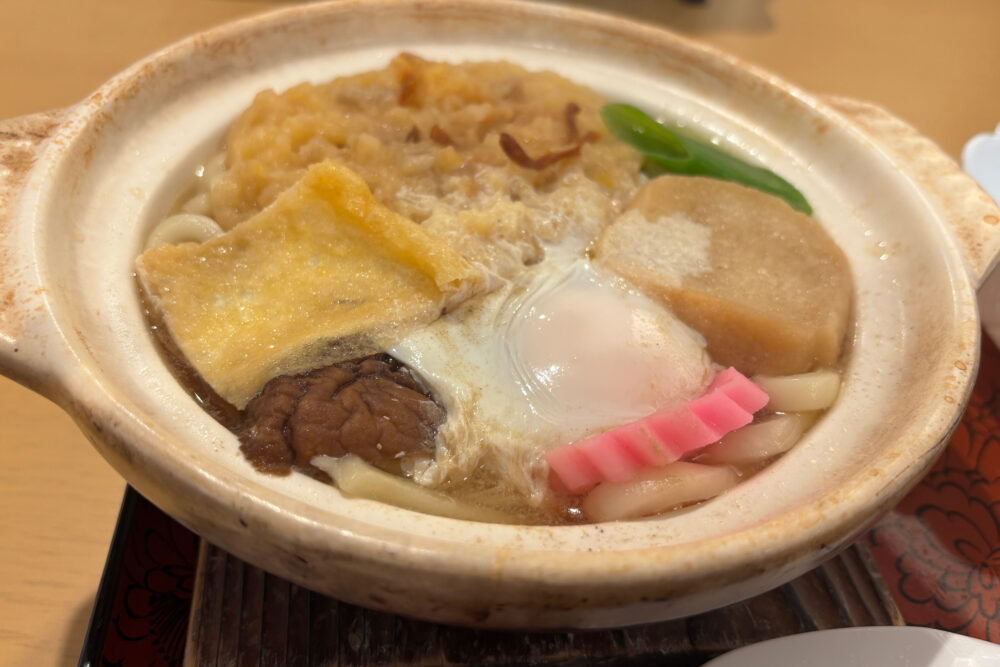 髙山稲荷おやすみ処で食べた鍋焼きうどん。