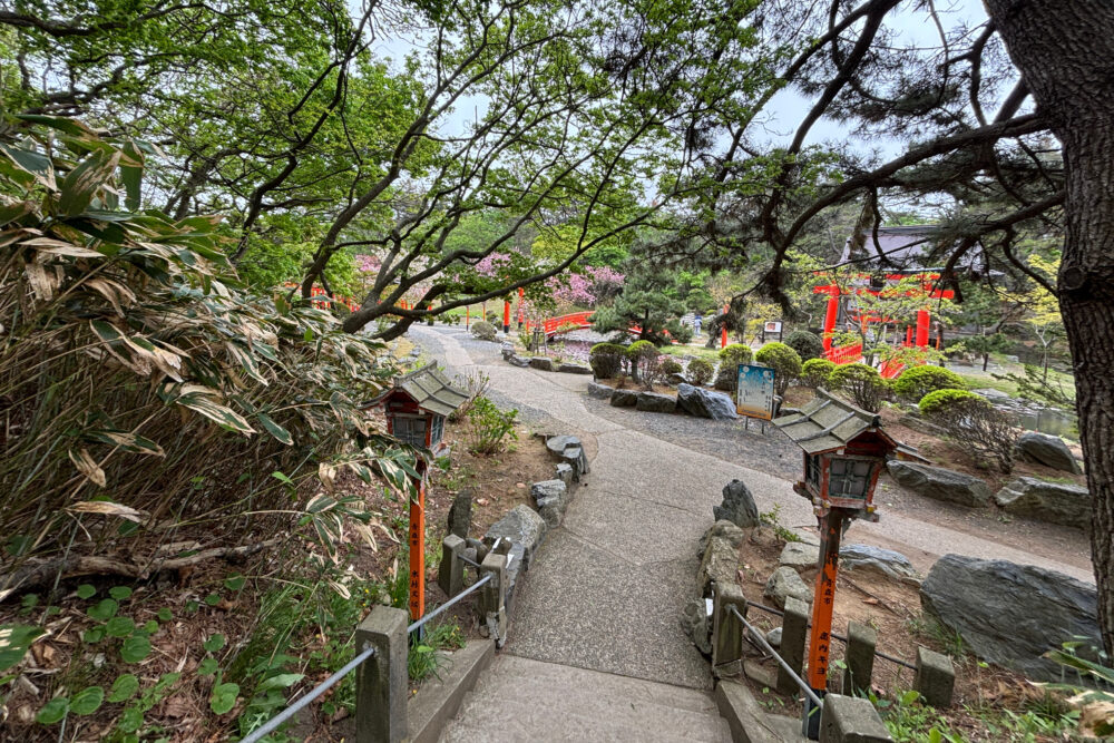 千本鳥居へ向かう途中にある階段を降りているところ。