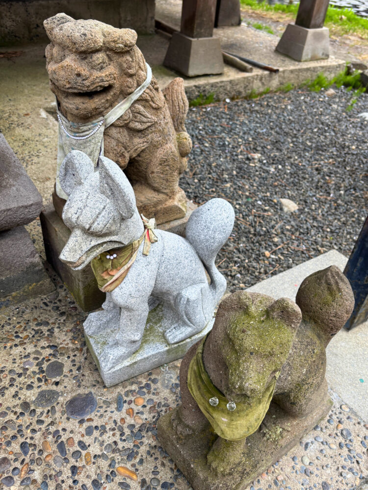 向かって右側の狛犬とお稲荷様。目立つように置かれていて、装飾品もきれい。