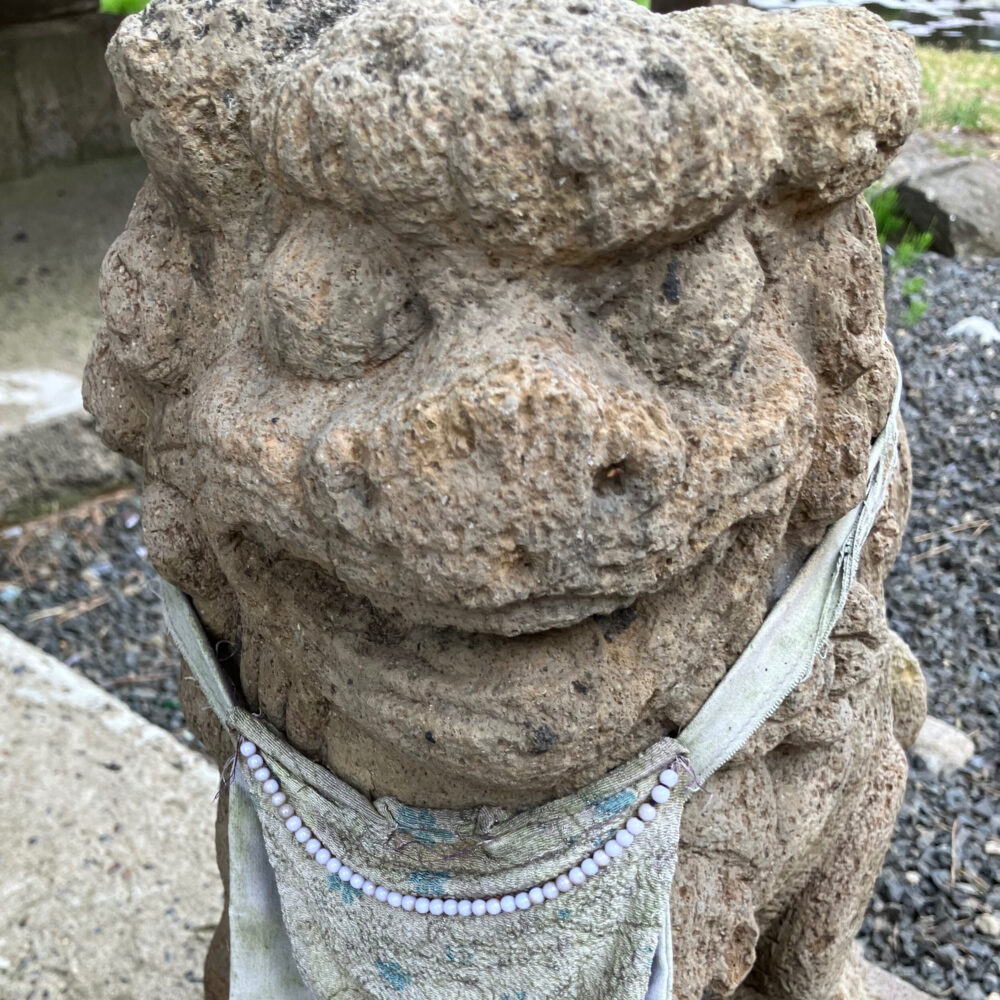 右側の狛犬のアップ。ネックレスもしていておしゃれ。