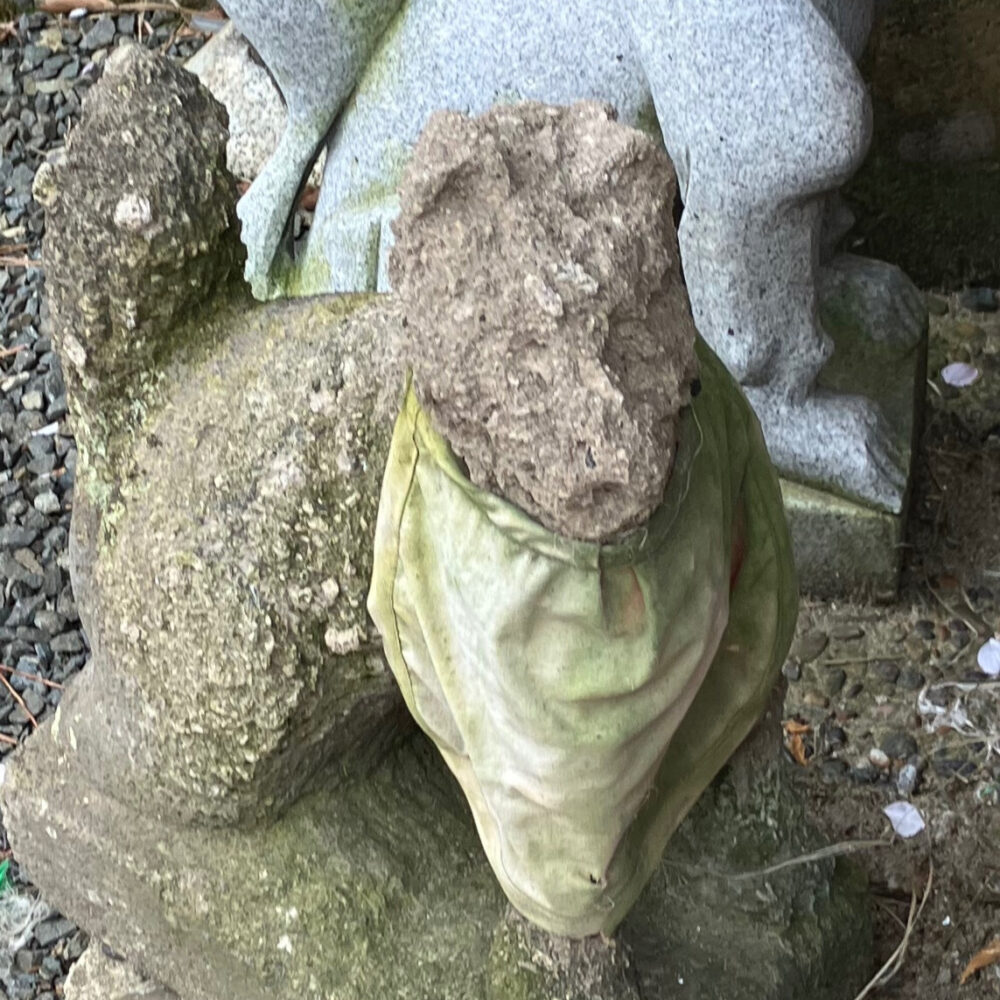 左側の石像のアップ。