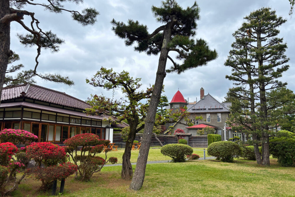 高台部の庭園。洋館と和館が見える。