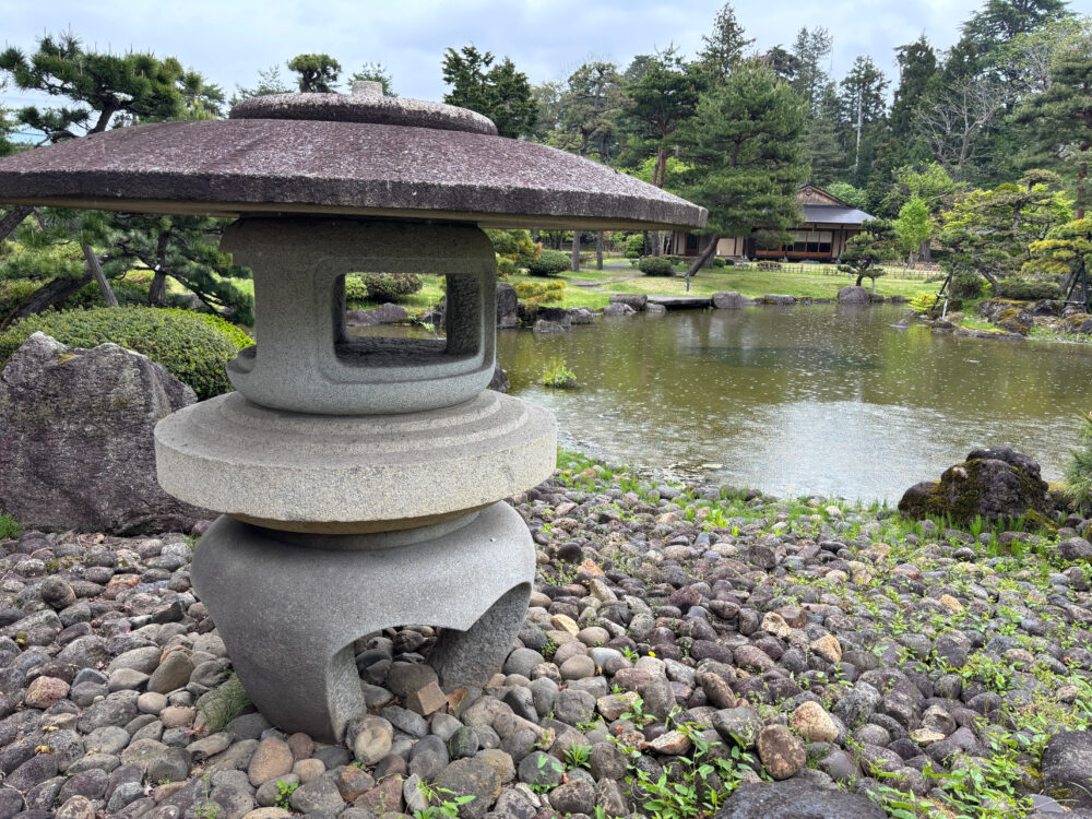 低地部の池の辺りに佇む雪見灯籠