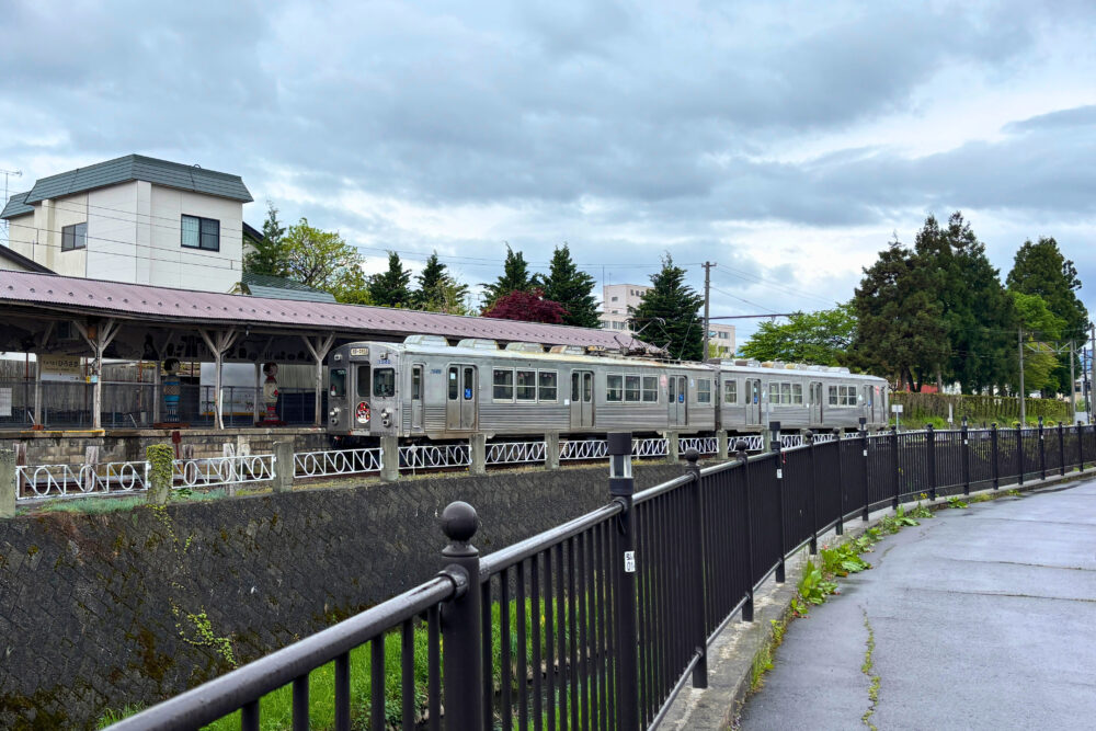 弘南鉄道大鰐線の中央弘前駅に列車が停まっている様子