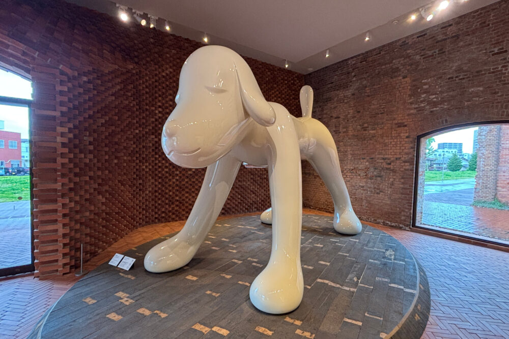 美術館の入口に展示されている「A to Z Memorial Dog」