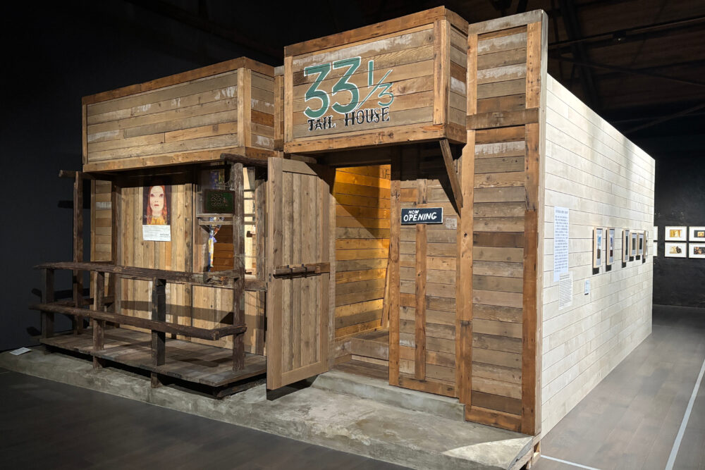 展示品の1つであるロック喫茶「JAIL HOUSE 33 1/3」の外観