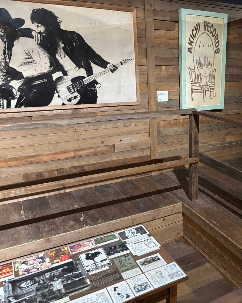 ロック喫茶「JAIL HOUSE 33 1/3」の内観。CDが陳列されている。